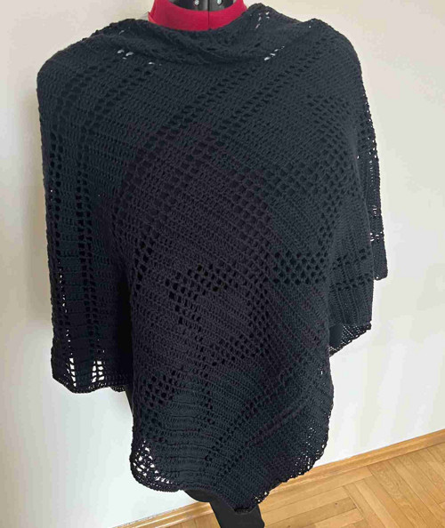 Háčkovaný šátek asymetrická černá — foto 2