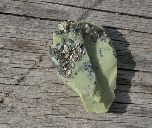 Surový serpentin s pyritem V3059 — foto 4