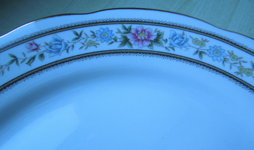 Sada porcelánových mělkých talířů — foto 5