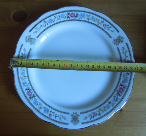 Sada porcelánových mělkých talířů — foto 6