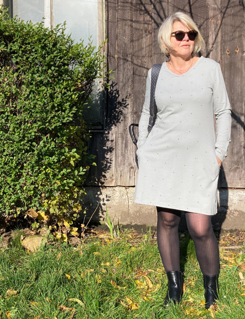 Šaty šedé puntikaté — foto 4