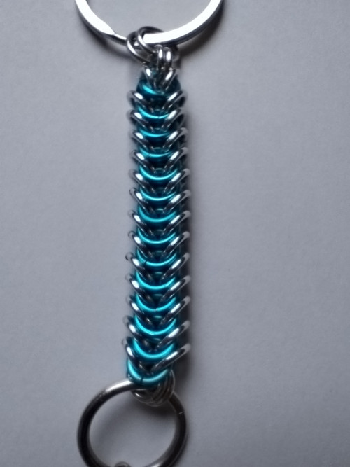 Chainmail klíčenka modro-stříbrná – box weave — foto 4
