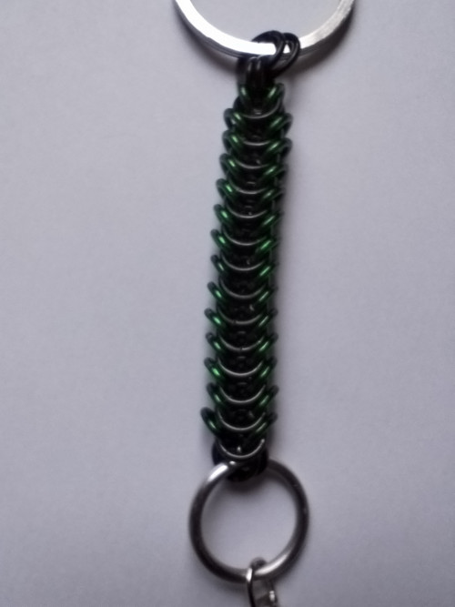 Chainmail klíčenka černo-zelená – box weave — foto 5