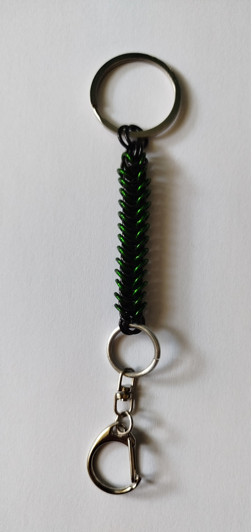 Chainmail klíčenka černo-zelená – box weave — foto 4