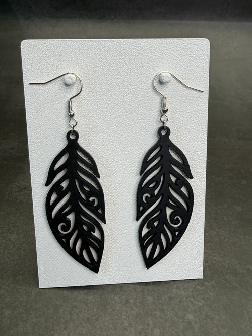 Boho pírka s ornamenty – lehké náušnice — foto 3