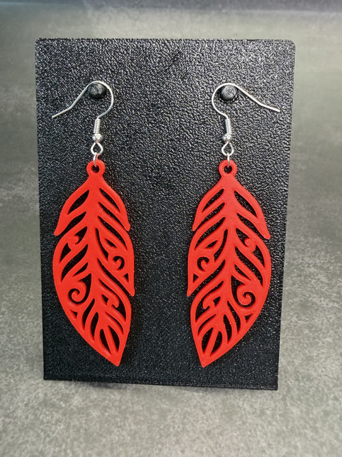 Boho pírka s ornamenty – lehké náušnice — foto 2