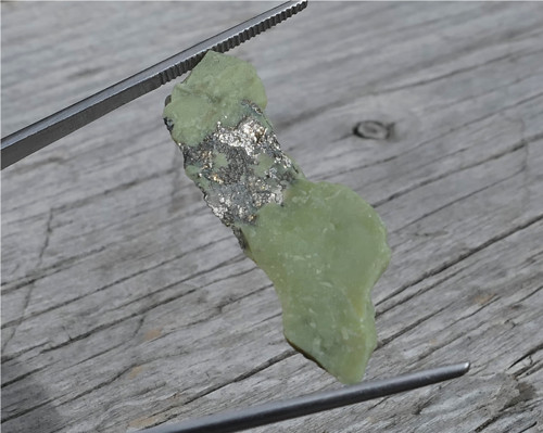 Surový serpentin s pyritem V3178 — foto 3