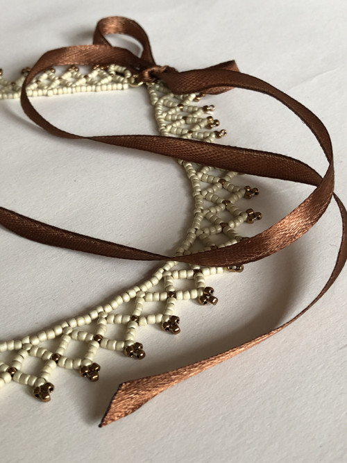 Ručně šitý náhrdelník BoneGold Collar — foto 5