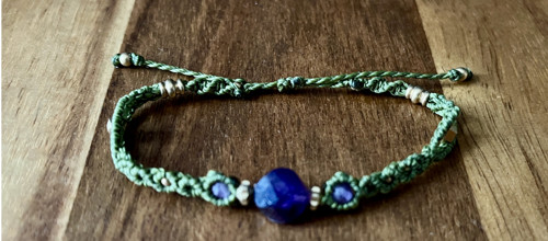 Zelený macramé náramek s ametystem — foto 5