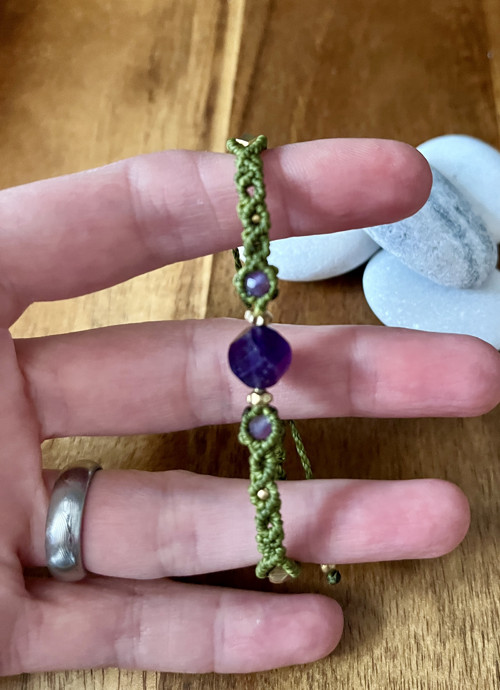 Zelený macramé náramek s ametystem — foto 3