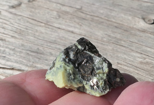 Surový serpentin s pyritem V3194 — foto 4