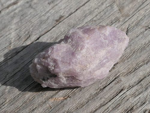 Surový kunzit V3246 — foto 2