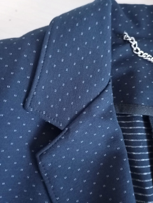 Tmavě modré sako s drobným vzorem — foto 4