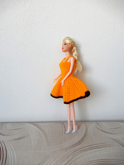 Žluté šaty pro Barbie — foto 2