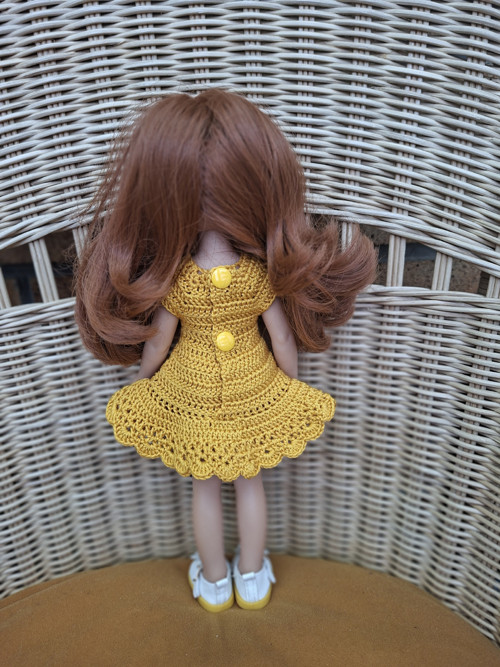 Háčkované šaty pro panenku vysokou 32 cm — foto 2