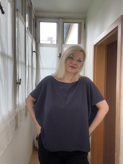 Tmavomodrá halenka — foto 2