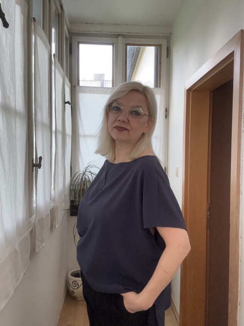 Tmavomodrá halenka — foto 3