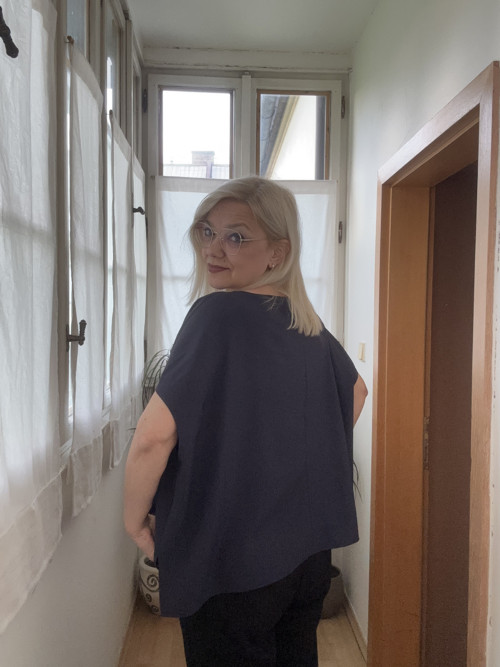 Tmavomodrá halenka — foto 5