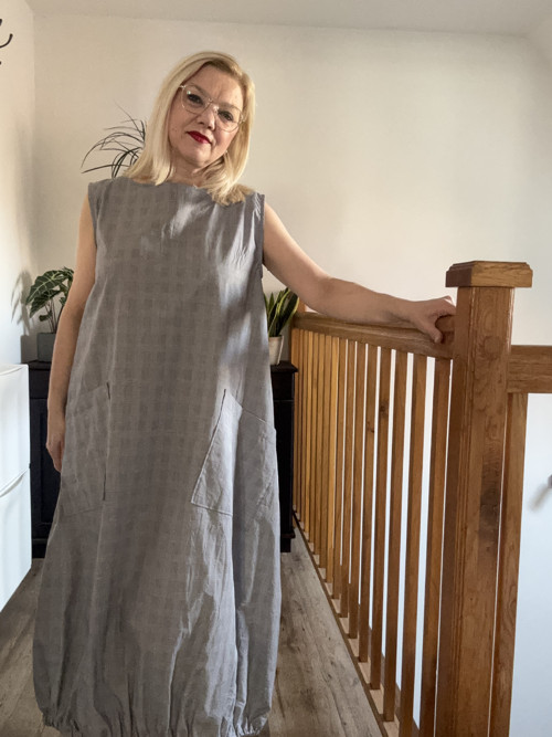 Šedé letní šaty — foto 2