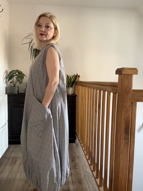 Šedé letní šaty — foto 4