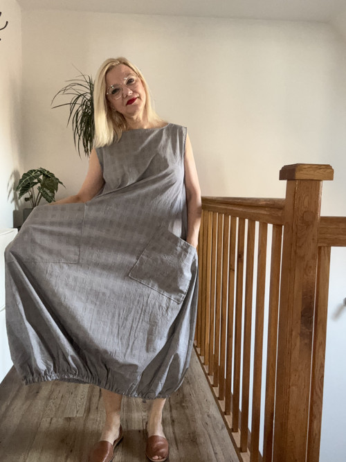 Šedé letní šaty — foto 6