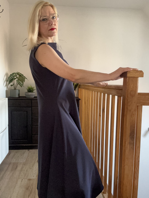 Tmavomodré šaty — foto 5