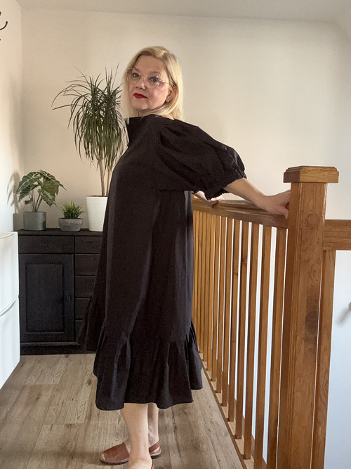 Černé šaty s nabranými rukávy — foto 2