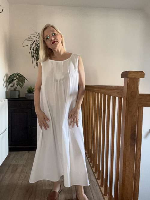 Bílé šaty s prošvy na náprsence — foto 2