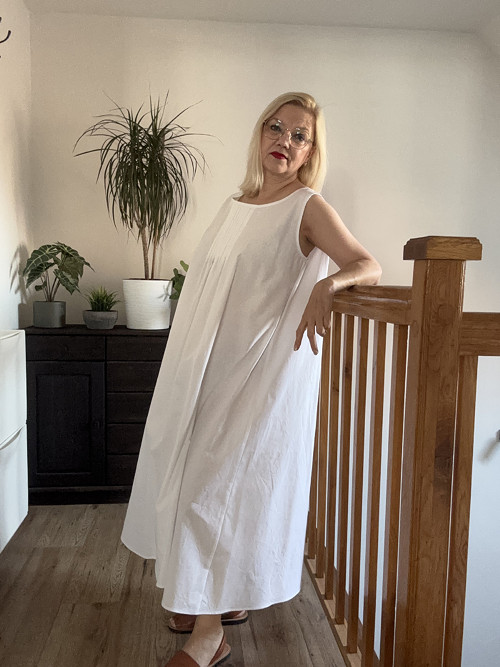 Bílé šaty s prošvy na náprsence — foto 3