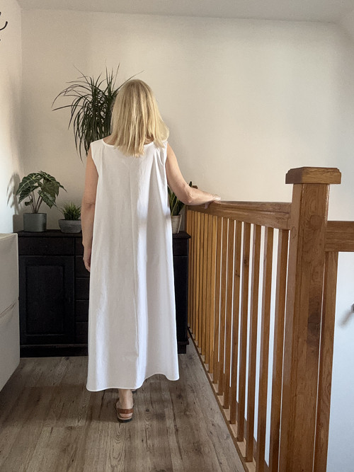Bílé šaty s prošvy na náprsence — foto 4