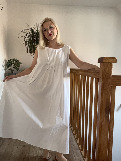 Bílé šaty s prošvy na náprsence — foto 5