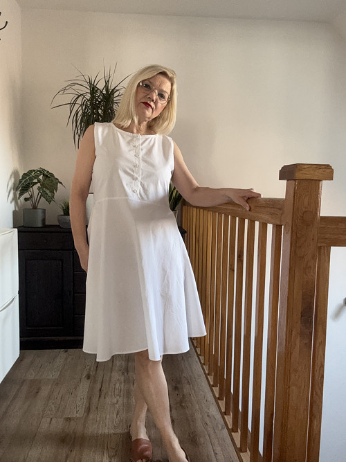 Bílé šaty s légou — foto 2