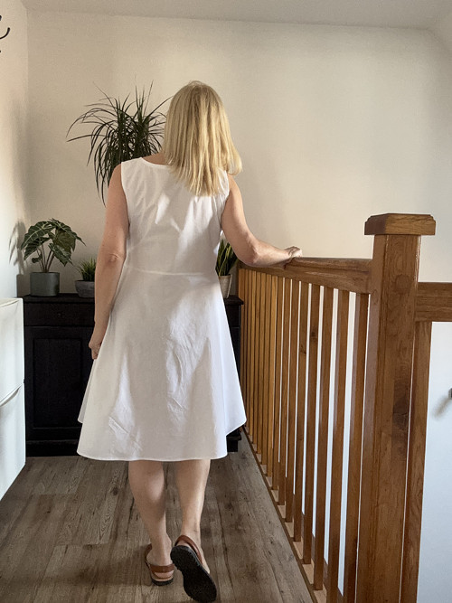 Bílé šaty s légou — foto 3
