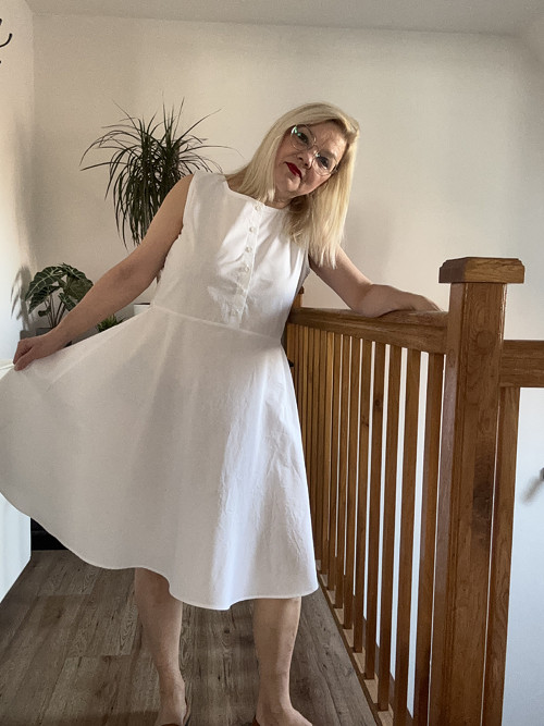 Bílé šaty s légou — foto 4