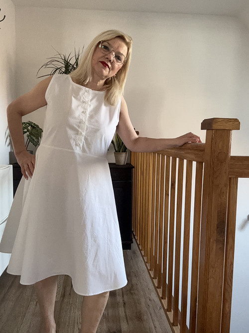 Bílé šaty s légou — foto 6