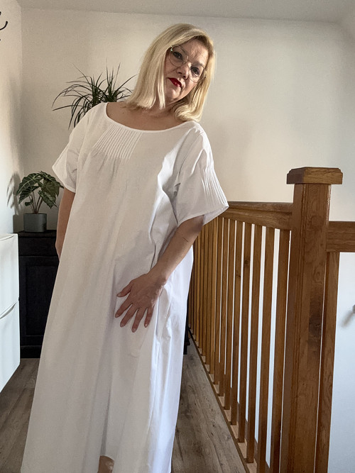 Bílé šaty s prošvy — foto 2