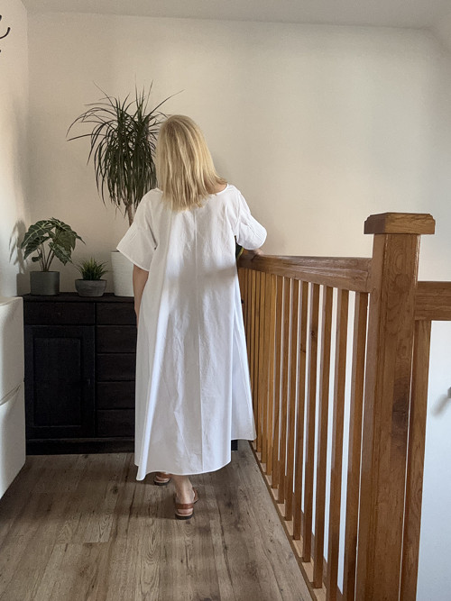 Bílé šaty s prošvy — foto 3