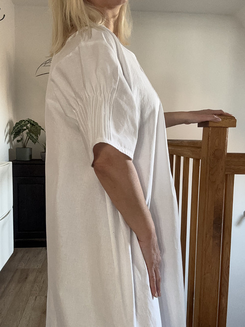 Bílé šaty s prošvy — foto 4