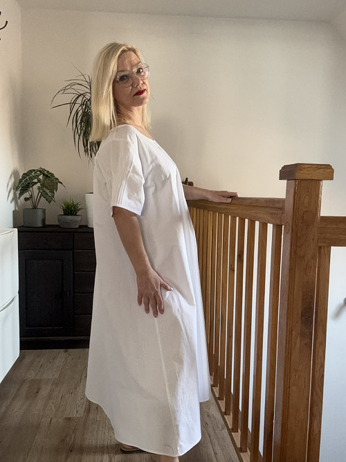 Bílé šaty s prošvy — foto 5