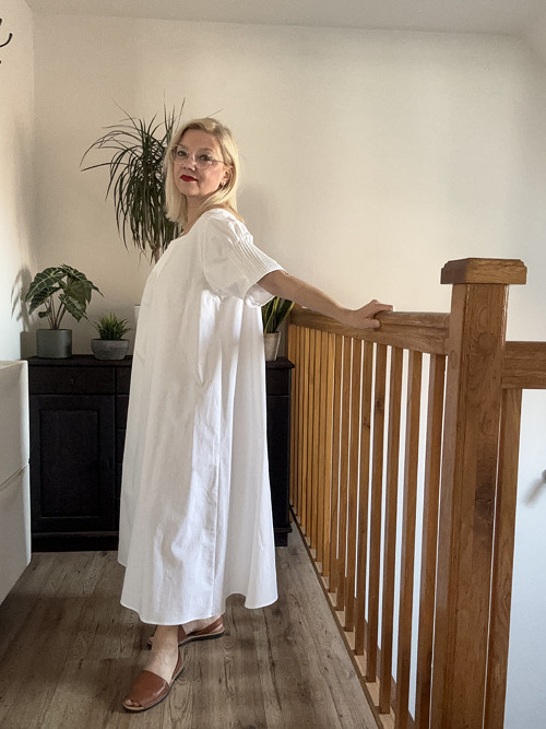 Bílé šaty s prošvy — foto 6