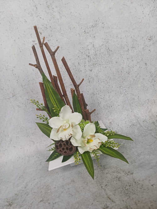Ikebana s orchidejemi zelinkavá — foto 3