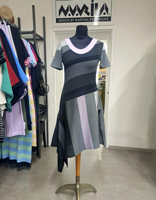 RUMELAJ - originální asymetrické šaty — foto 3