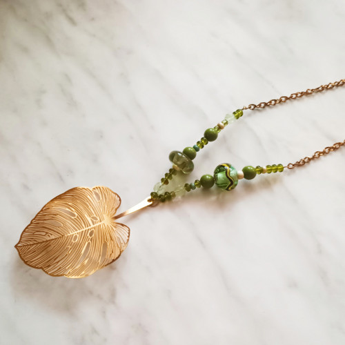 Zlatá monstera – náhrdelník — foto 3
