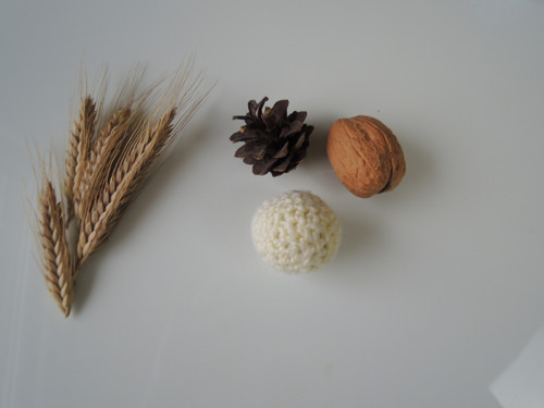 Háčkovaná kulička se šantou krémová — foto 2