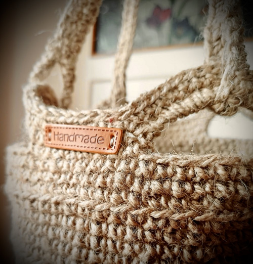 Háčkovaný jutový závěsný košík v boho stylu — foto 2
