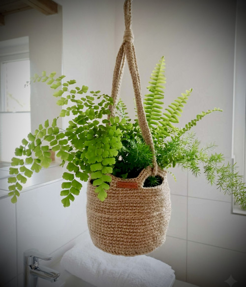 Háčkovaný jutový závěsný košík v boho stylu — foto 3
