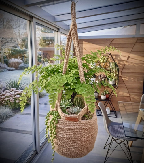Háčkovaný jutový závěsný košík v boho stylu — foto 5