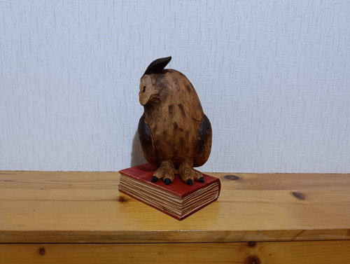 Dřevěná sovička na knížce — foto 2