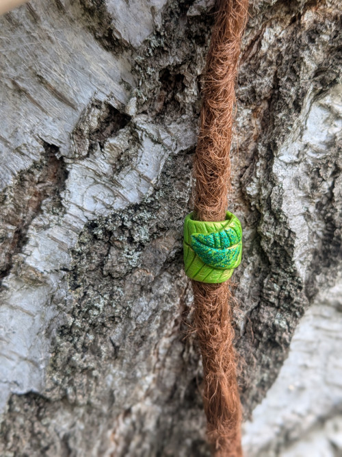 Třpytivý zelenozlatý lístek — foto 3