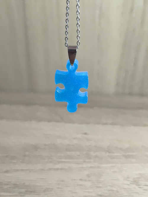 Přívěsek puzzle – modrý třpytivý náhrdelník — foto 3